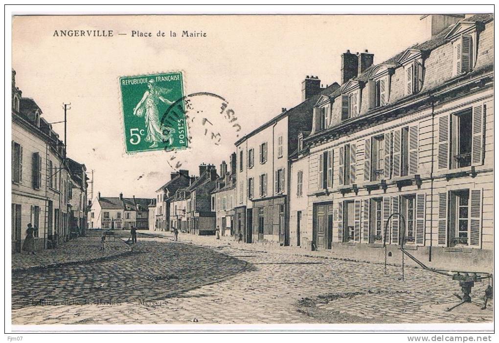 91- ANGERVILLE - Place De La Mairie - Angerville