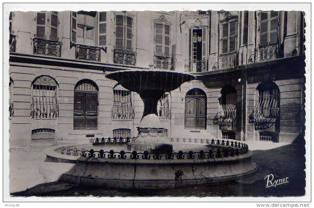 AIX  EN  PROVENCE--Fontaine Et Place D'Albertaz  ,cpsm 9 X 14  N° 2023  éd  Sté éd De France - Aix En Provence
