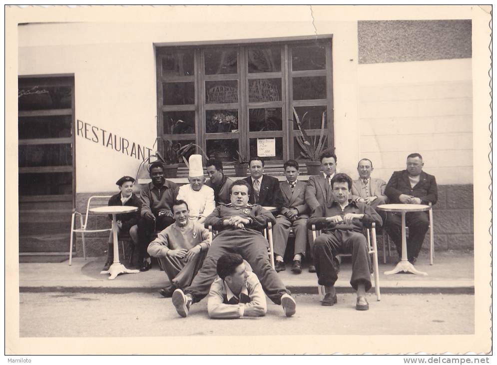 EQUIPE CORPORATIVE ( Photo ) 1ére SOUVENIR DU DEPLACEMENT DE PAQUES 1954 A PEYSSAC 17 _ 20/4/1954 - Fotos