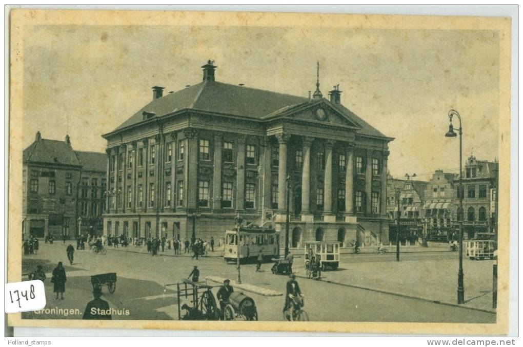 GRONINGEN (1748)  ANSICHTKAART * GRONINGEN STADHUIS MET TRAM  * CPA * GELOPEN IN 1946 NAAR WOERDEN - Groningen