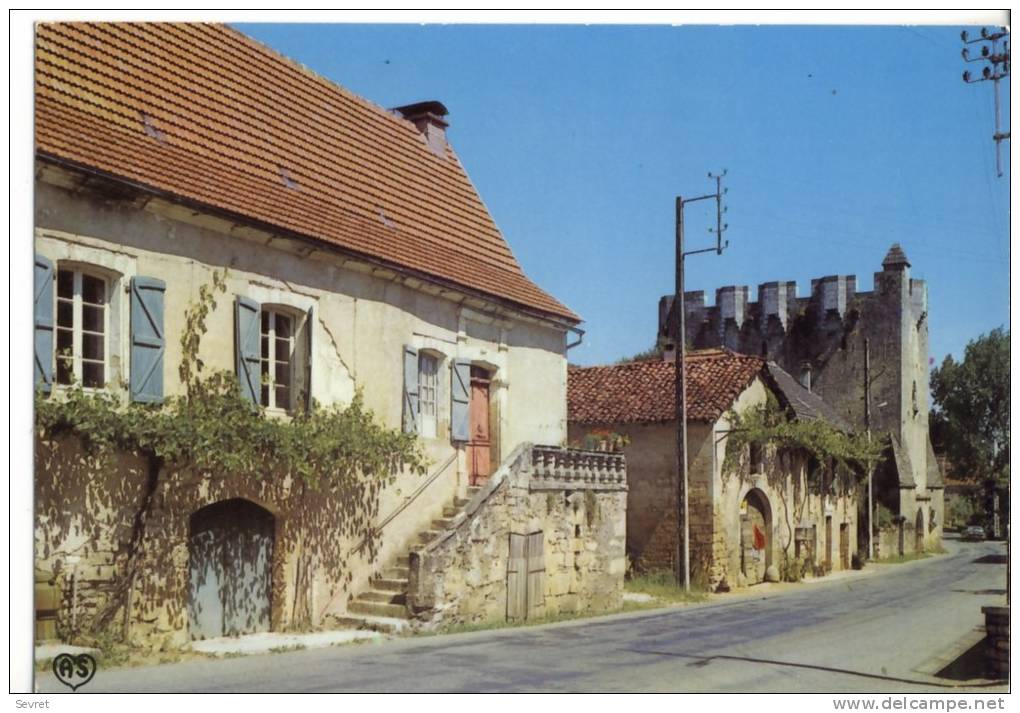 RUDELLE. - Rue Principale, Ancien Château Et Eglise Fortifiée. CPM - Other & Unclassified