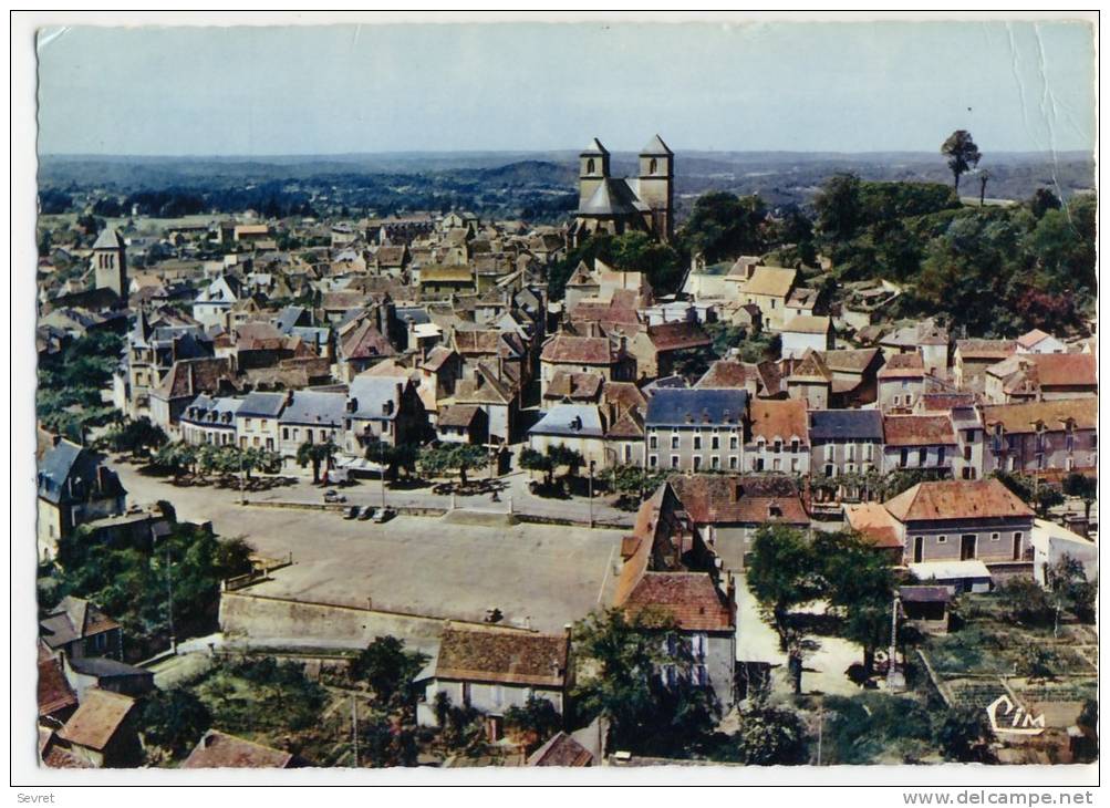 GOURDON. - Vue Générale Aérienne. Place Du Général De Gaulle . CPM Dentelée - Gourdon