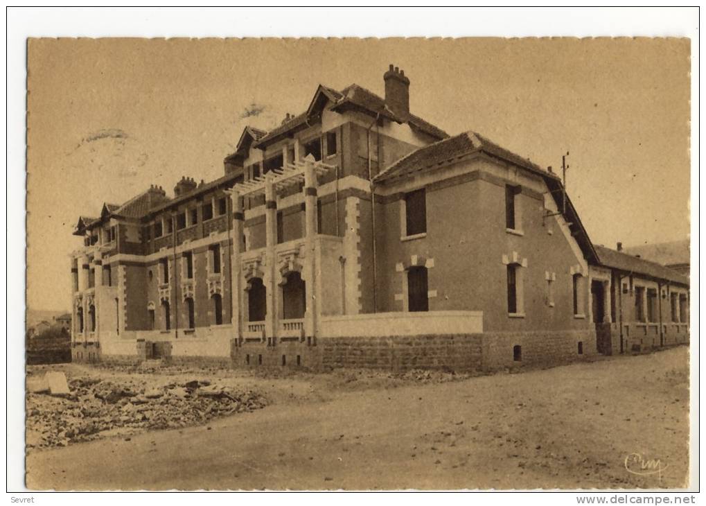 FIGEAC. - La Nouvelle Ecole Des Filles. CPSM Dentelée - Figeac