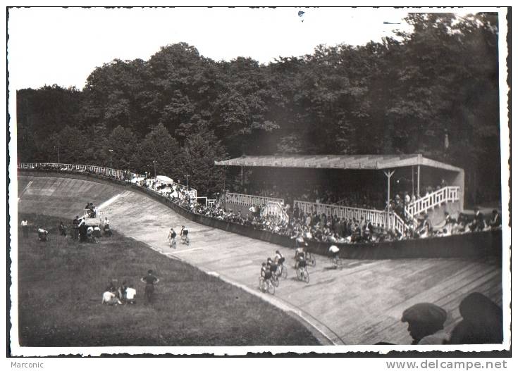 VELODROME De MONTARGIS (Loiret) - 1943  -  VELOS - TRIBUNES Avec SPECTATEURS - Cyclisme