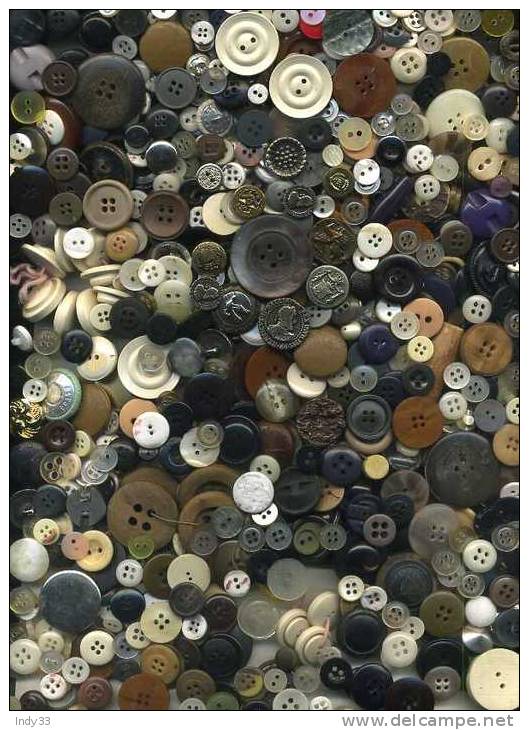 - LOT IMPORTANT DE BOUTONS ANCIENS . EN VRAC NON TRIE . - Buttons