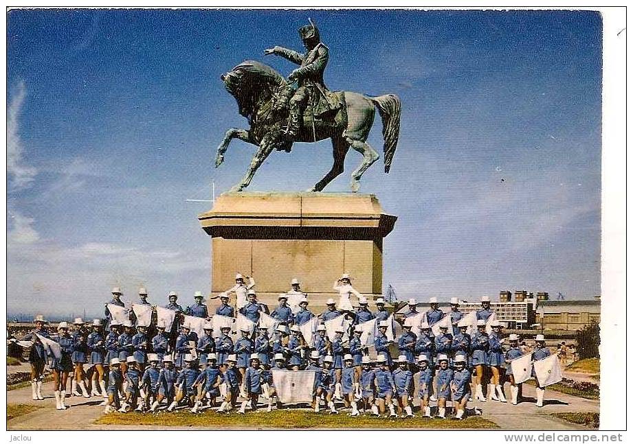 B.P FORD LEMASSON "LE GROUPE DES DEMOISELLES DE CHERBOURG,DEVANT LA STATUE DE NAPOLEON"  A VOIR !!   REF 31957 - Danse