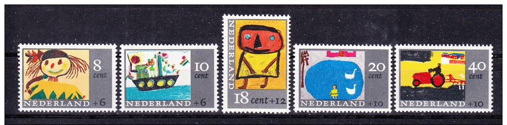 NETHERLANDS  1965   ,Help Stamps - Children Dessins   , Y&T #  824/8  Cv  3,75 E ( 2004 ),   ** M N H , V V F - Nuovi