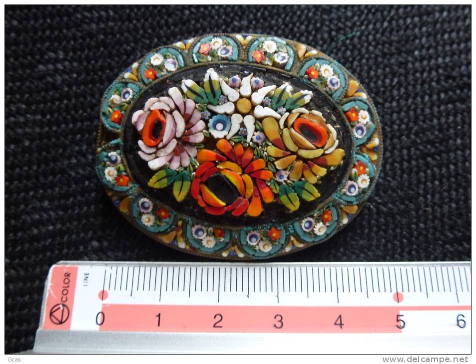 Broche En Mosaique De Verre Montée Sur Laiton - Broches