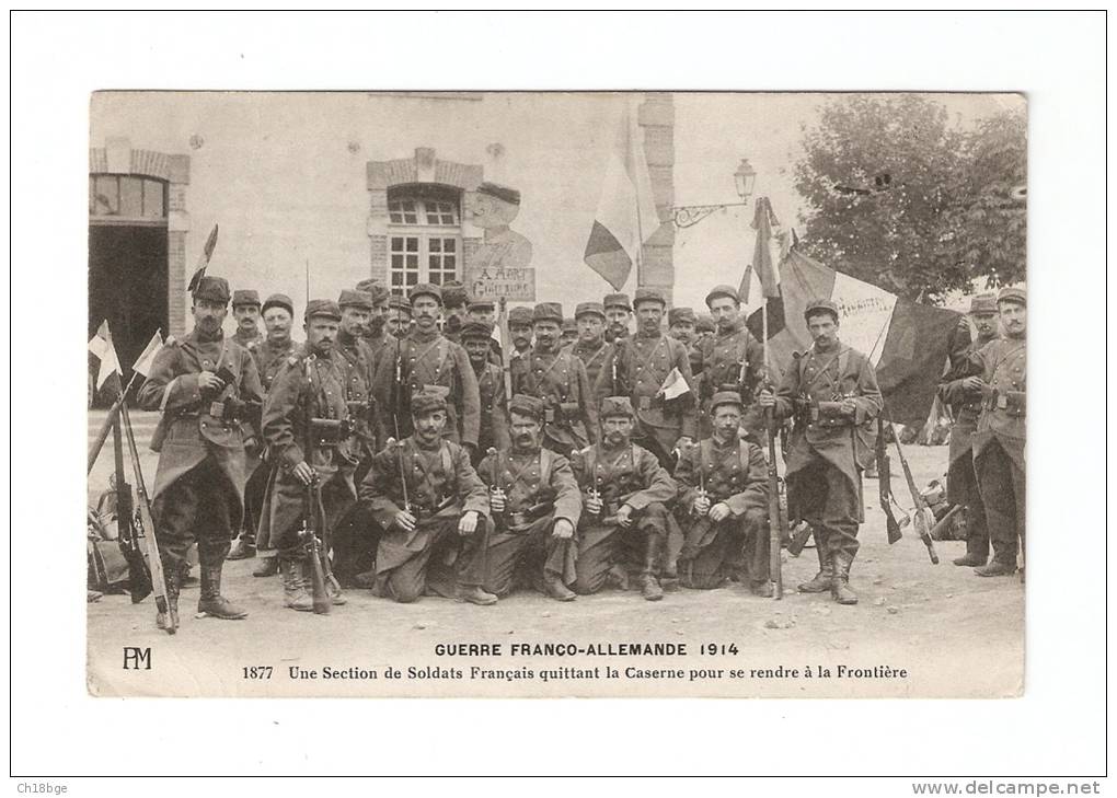 CPA :Section Soldats Français Quittant La Caserne Pour Se Rendre à La Frontière : Soldats , Drapeaux ... - War 1914-18