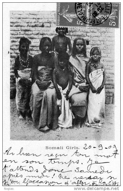 SOMALI GIRIS - POST CARD - SUPERBE CARTE - GLACEE - D´UN GROUPE DE JEUNES FILLES -  TOP !!! - Somalie