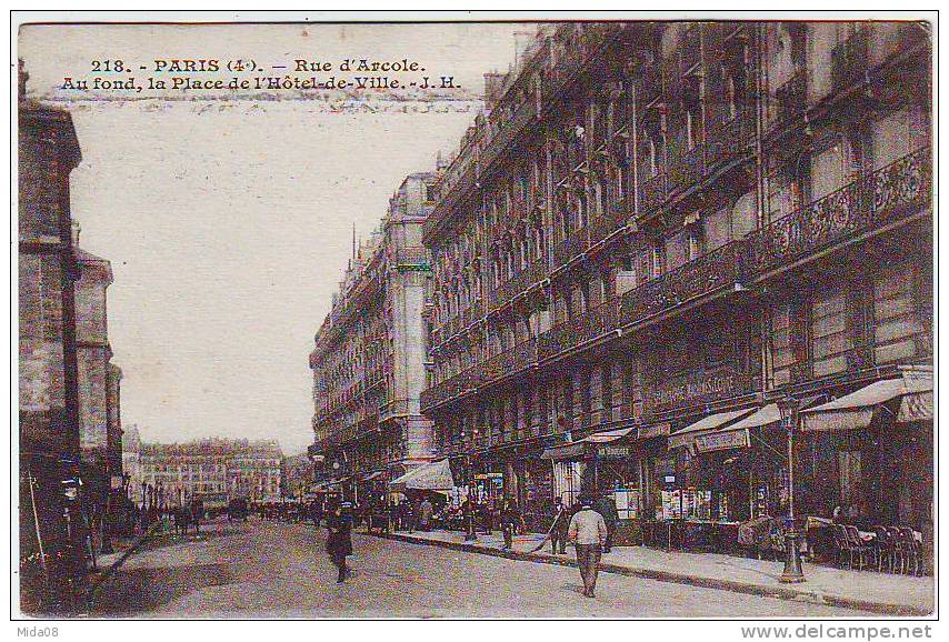 75. PARIS . RUE D´ARCOLE . AU FOND LA PLACE DE L´HOTEL DE VILLE  . ANIMATION.  Editeur J.H. - Arrondissement: 04