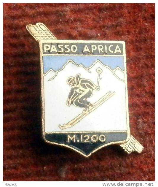 SKIING / SKI - PASO APRICA, M. 1200 - Enamel Badge / Pin - Wintersport