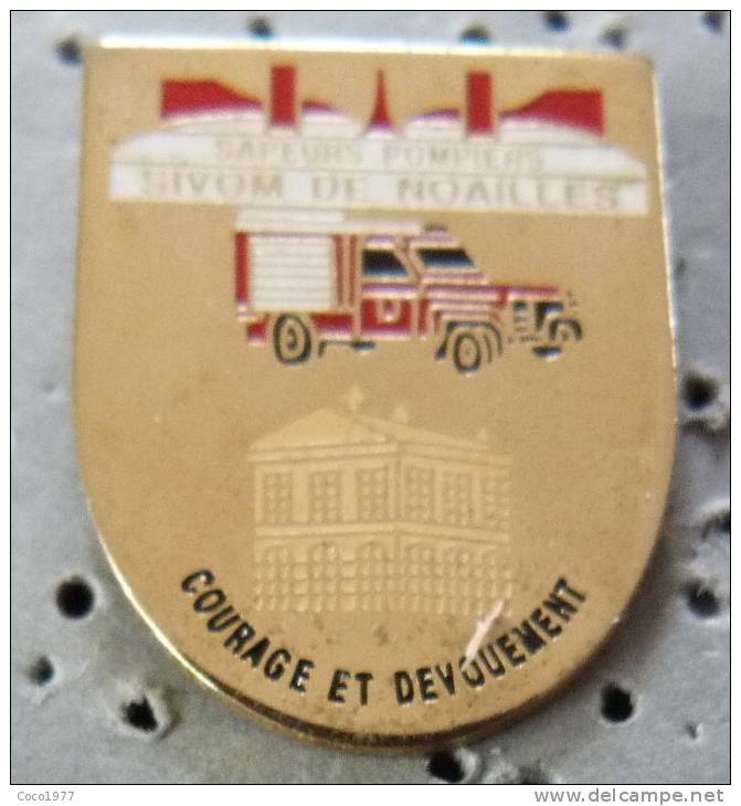 PIN´S SAPEURS POMPIERS CAMION VILLE VILLAGE SIVOM DE NOAILLES - Feuerwehr