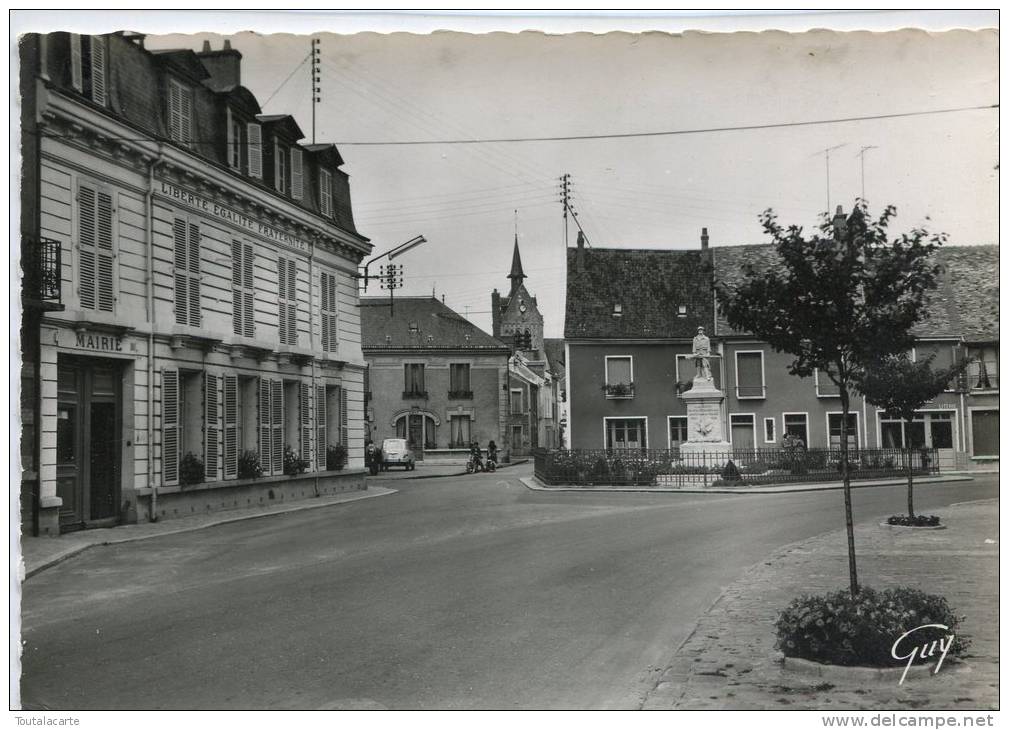 CPSM 91 ANGERVILLE LA PLACE DE LA MAIRIE  Grand Format   15 X 10,5 - Angerville