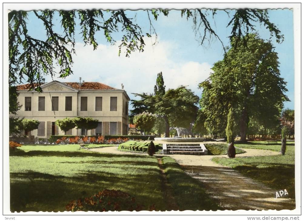 TONNEINS. - L'Hôtel De Ville Et Les Jardins. CPM Dentelée - Tonneins