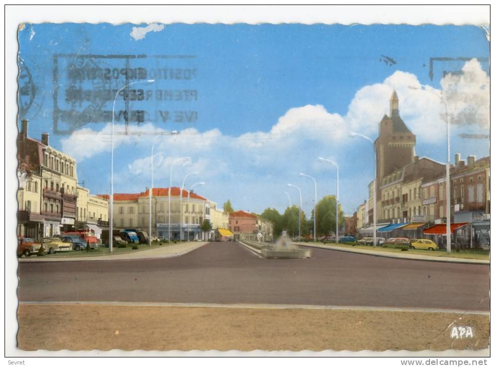 VILLENEUVE SUR LOT. -  Avenue Georges Leygue Et La Porte De Paris.   CPM Dentelée - Villeneuve Sur Lot