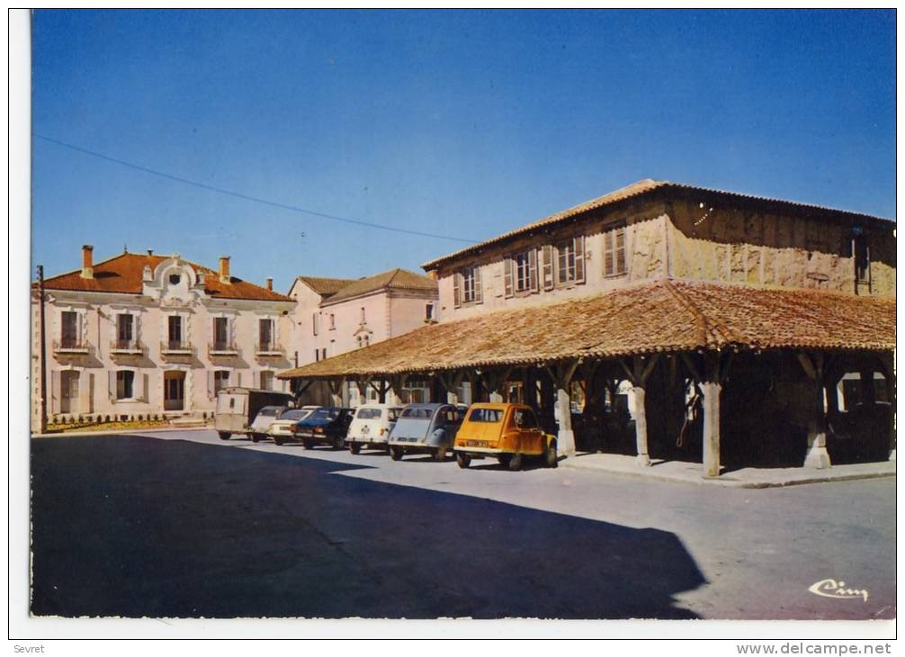 VILLEREAL. - La Halle Et L'Hôtel De Ville. Beau Plan De Fourgon Citroën, 2CV Et 4L.  CPM - Altri & Non Classificati