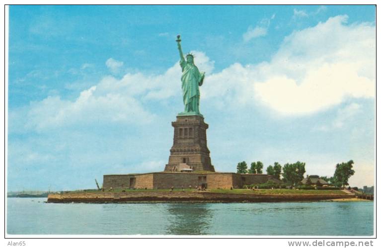 New York NY New York, Statue Of Liberty On Liberty Island Harbor View C1960s Vintage Postcard - Statue Of Liberty