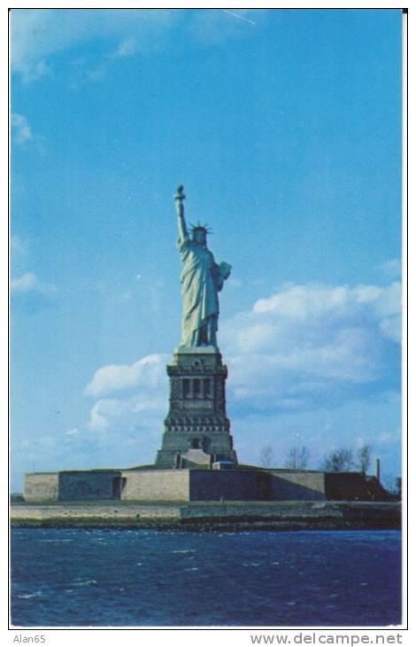 New York NY New York, Statue Of Liberty Bedloe´s Island In Harbor, C1950s Vintage Postcard - Statue De La Liberté