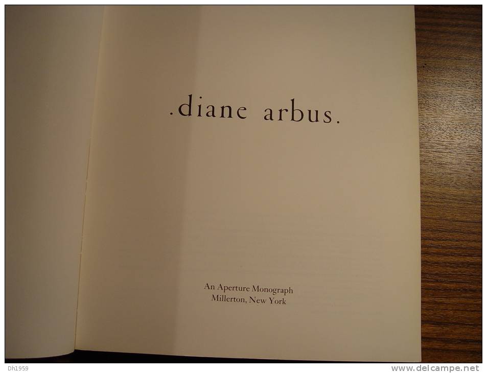 DIANE ARBUS APERTURE MONOGRAPH MILLERTON NEW YORK PHOTOS FOTOS PHOTOGRAPHY TRANSVESTITE  HERMAPHRODITE MAN WOMAN CHILD - Arte