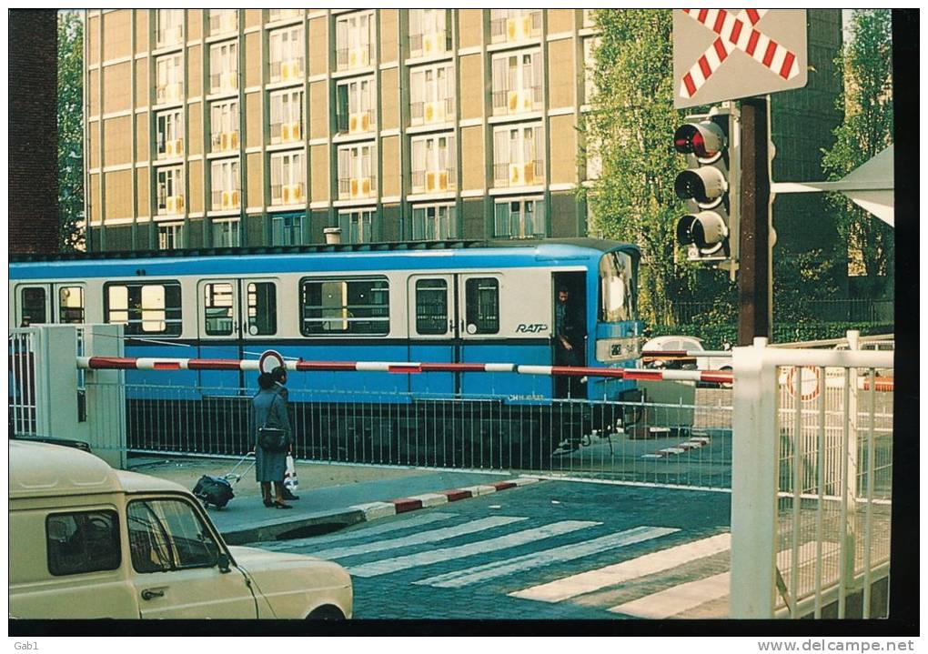 Le Metropolitain De Paris -- Rame Franchissant Le Passage A Niveau De La Rue De Lagny , Dans Le 20 Eme Arrt. -- 1986 - U-Bahnen