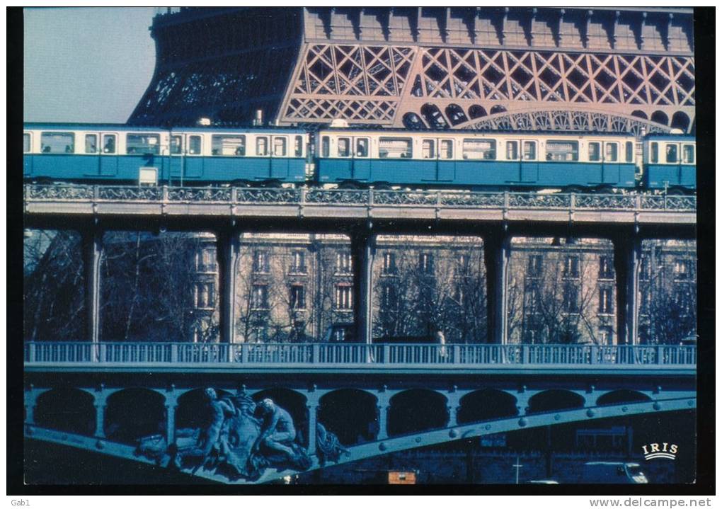Paris --- Le Metro Au Pont De Bir - Hakeim, Devant La Tour Eiffel - Subway