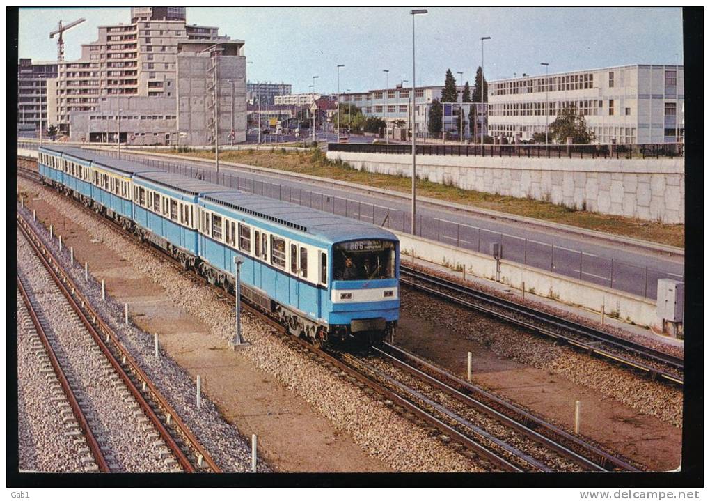 Paris ---R.A.T.P. :  Ligne De Metro N°8 -- Balard - Creteil .Rame MF 67 E Arrivant A Creteil - Prefecture - Metro