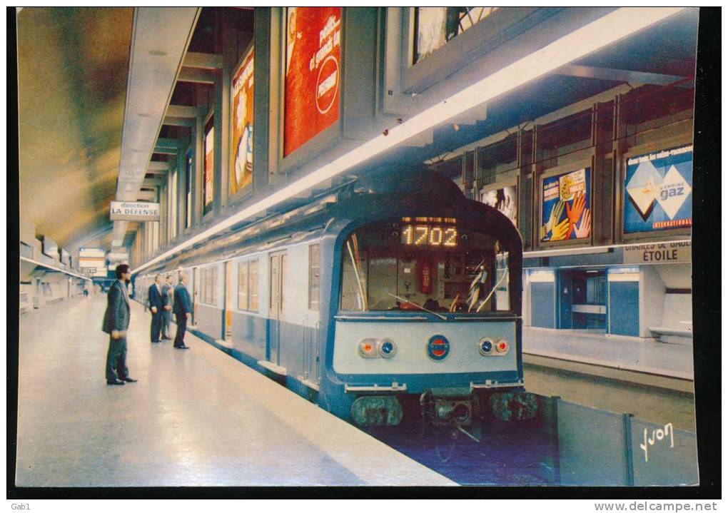 Paris - Metro  Express Regional : Station Charles De Gaulle - Etoile - Métro