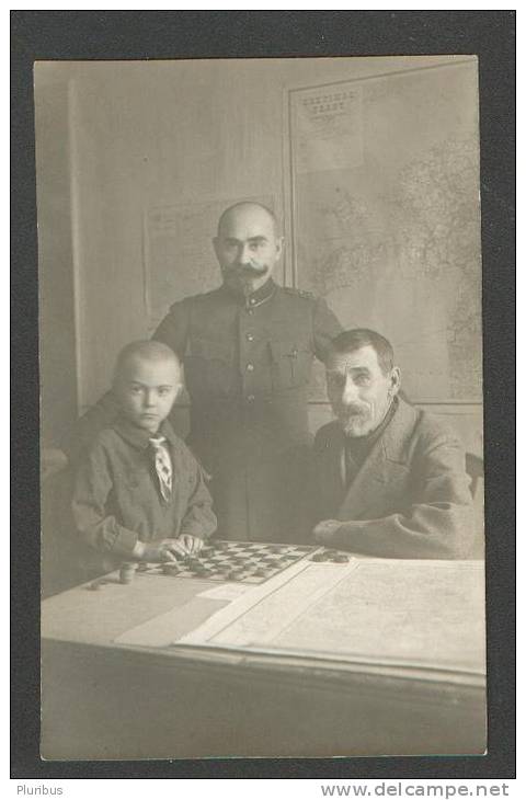 BOY  AND  OLD MAN  PLAYING  CHECKERS   DRAUGHTS   , OLD REAL PHTO POSTCARD,  O - Chess