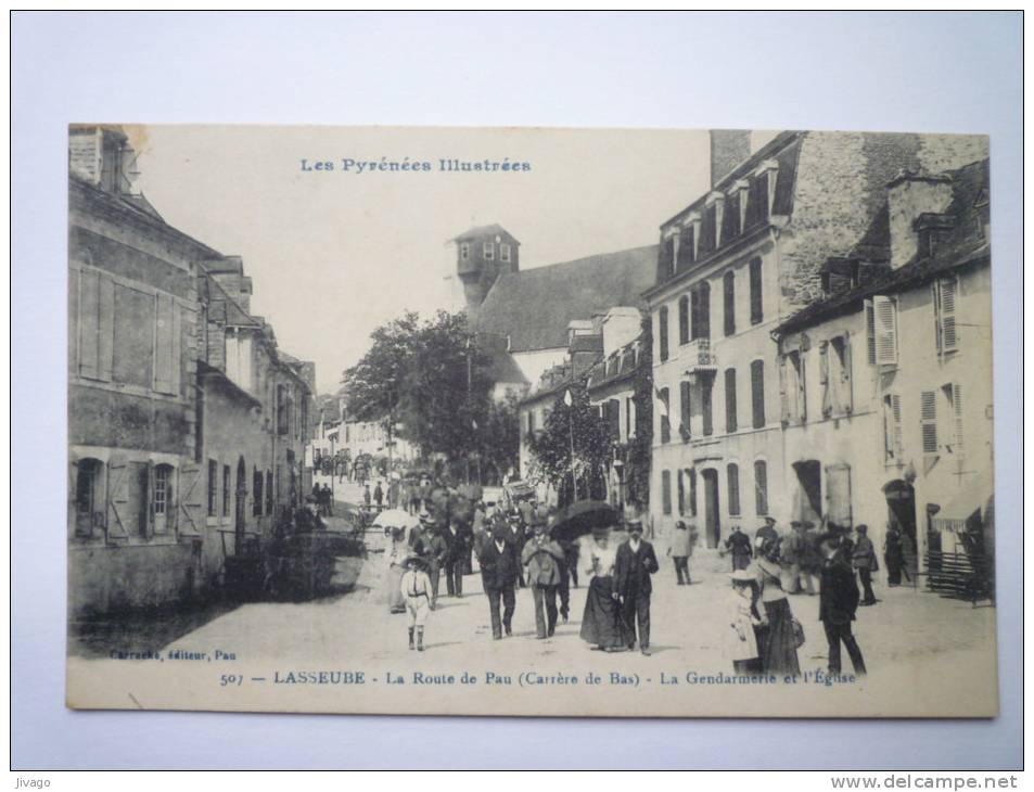 LASSEUBE  :  La Route De Pau (Carrère De Bas)  -  La  GENDARMERIE  Et L'Eglise X - Lasseube