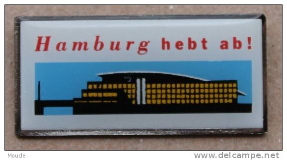 AEROPORT DE HAMBOURG - ALLEMAGNE - AIRPORT HAMBURG HEBT AB ! -     (ROUGE) - Avions