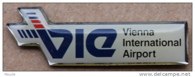 AEROPORT DE VIENNE , AUTRICHE - VIE - VIENNA INTERNATIONAL AIRPORT - AUSTRIA -    (ROUGE) - Vliegtuigen