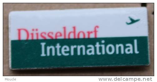 AEROPORT  INTERNATIONAL DE DÜSSELDORF ALLEMAGNE  - FLUGHAFEN  - AIRPORT -     (ROUGE) - Luftfahrt