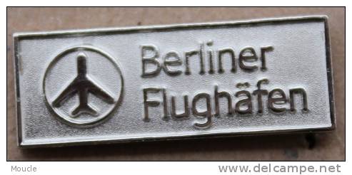 AEROPORT  INTERNATIONAL DE BERLIN ALLEMAGNE  - BERLINER FLUGHÄFEN  - AIRPORT -     (ROUGE) - Vliegtuigen