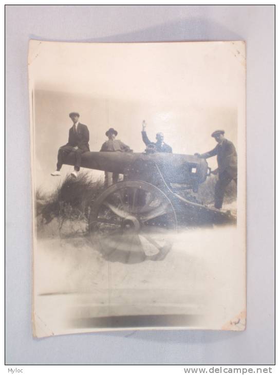 Photo Ancienne. Hommes Et Canon Dans Dunes. Où? Mer Du Nord.  107 X 84 Mm. - Personnes Anonymes