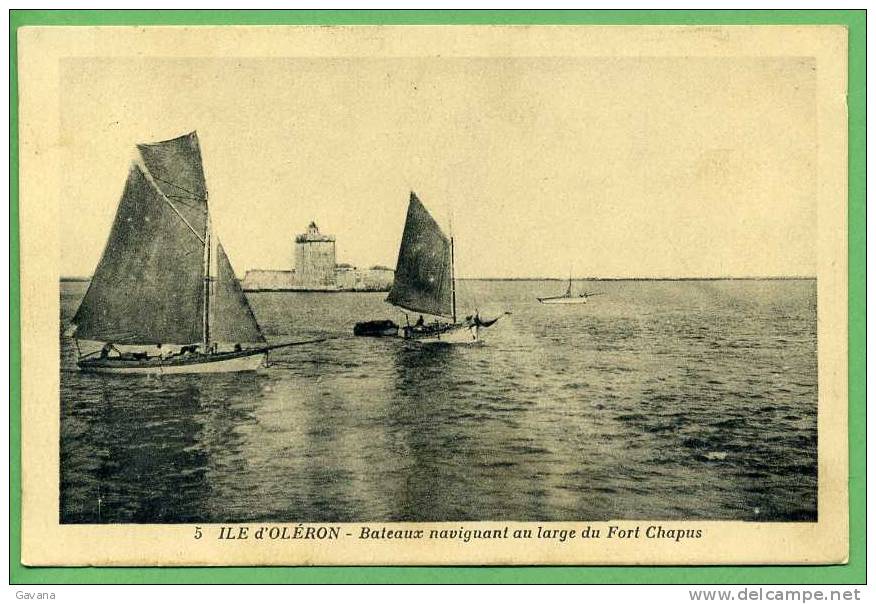 17 ILE D'OLERON - Bateaux Naviguant Au Large Du Fort Chapus - Ile D'Oléron