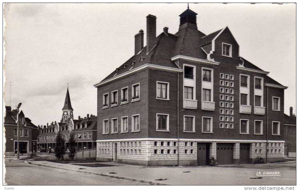 ROSIERES EN SANTERRE   (Somme)     -   Vue Sur L´ Hôtel De Ville Et L´ Eglise - Rosieres En Santerre