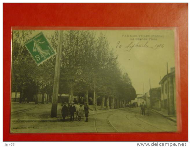 RHONE-VAUX EN VELIN-LA GRANDE PLACE-ANIMEE-CODE 12 - Vaux-en-Velin