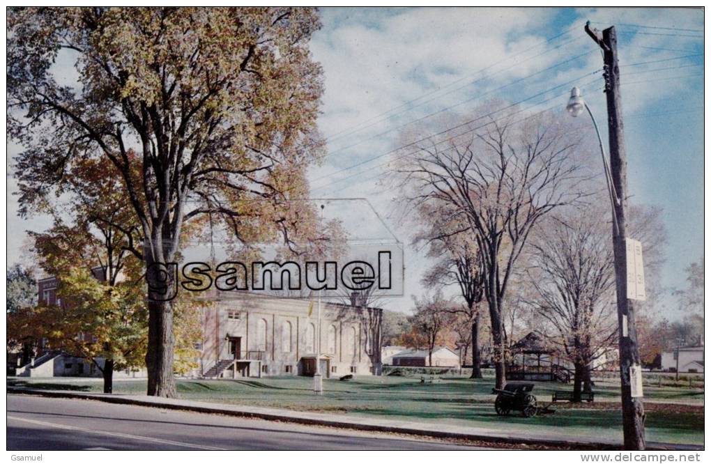 Canada. Quebec. - LACHUTTE - The City Hall And The Beautiful Park Nearby. - (voir Scan). - Autres & Non Classés