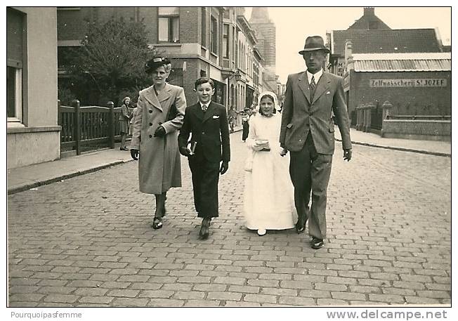 BOECHOUT Famille Dans Une Rue Zelfwassherij St Jozef 1941 - Boechout