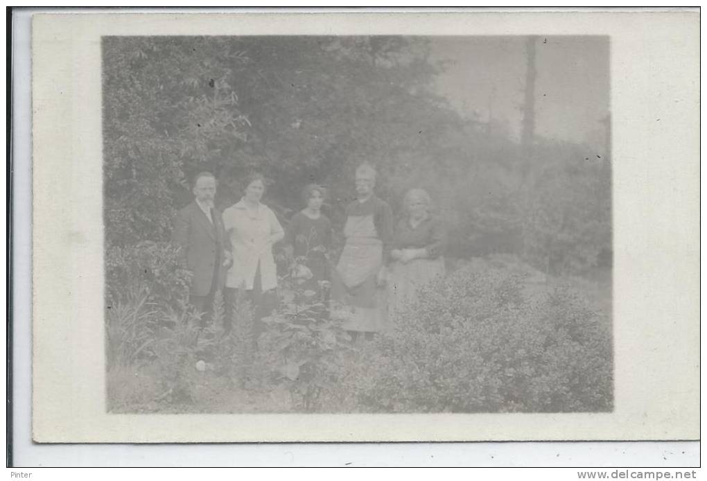 Personnes Dans Un Jardin  - CARTE PHOTO - Hommes