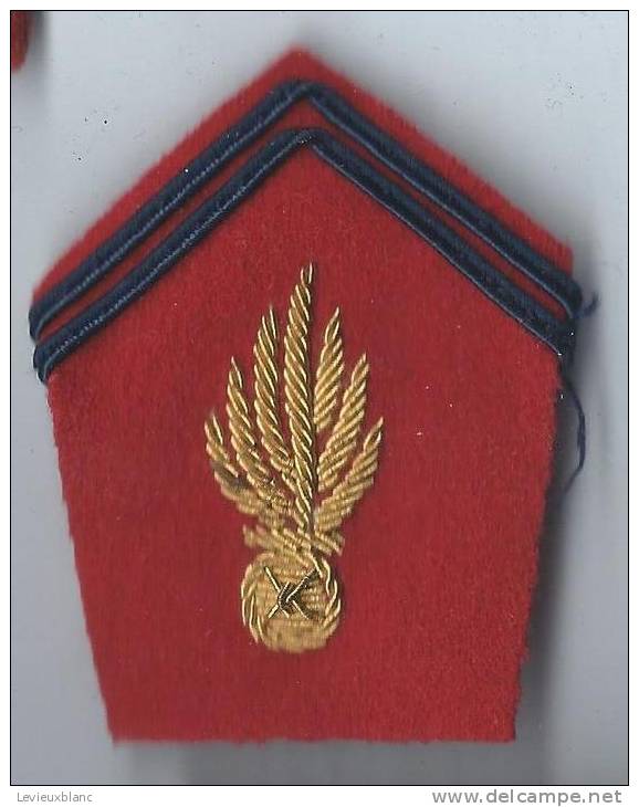 Armée FR/ Un  écusson De Col/ Grenade Brodée Métallique Doré/ Fond Rouge/vers 1960        ET15 - Ecussons Tissu