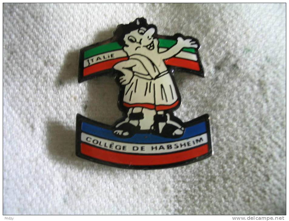 Pin´s Du College De La Ville De HABSHEIM, Jumelée Avec L'ITALIE - Administrations