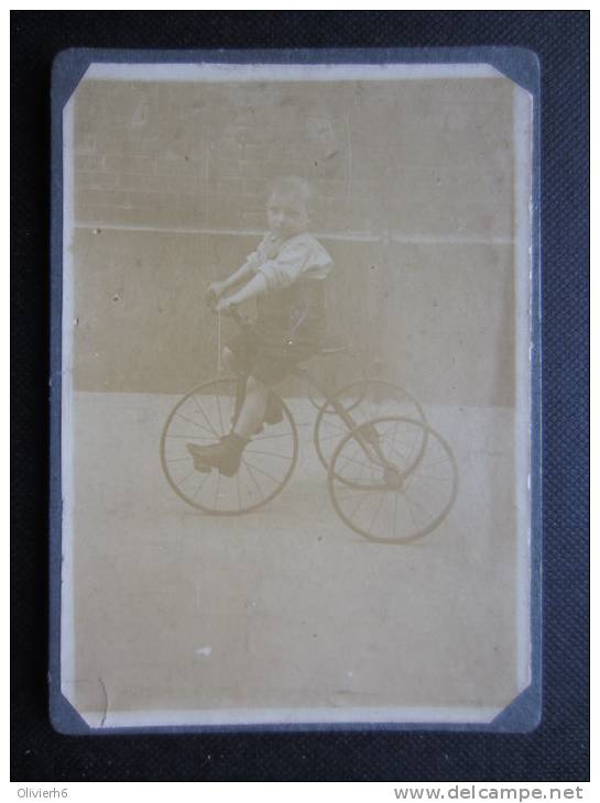 Photo Jeune Garçon Sur Un Tricycle (M36) Photo Sur Carton (2 Vues) - Cyclisme