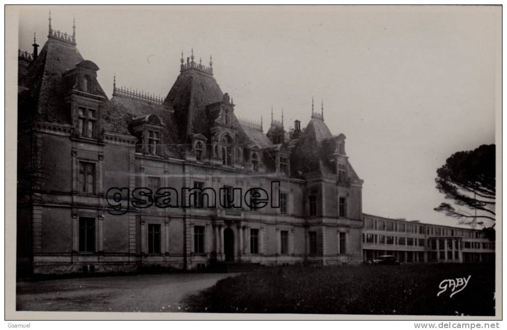 D 44. - CARQUEFOU - Le Château De Maubreuil Et Le Sanatorium  (René Ménard, Architecte). Editions "GABY". - (voir Scan). - Carquefou