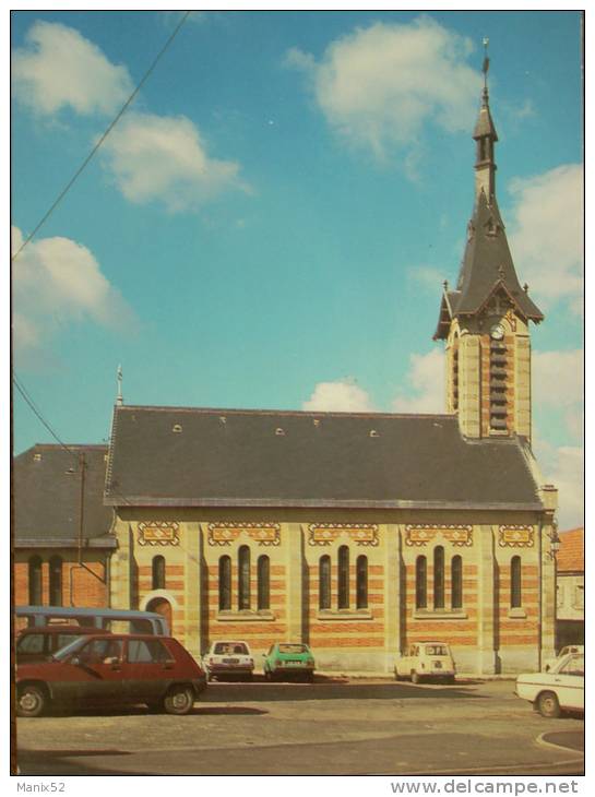 95 - MENUCOURT - L'Eglise. (Voiture Ancienne: Renault Super 5...) - Menucourt