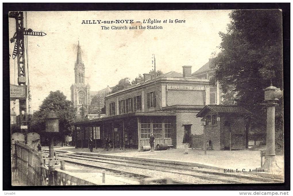 CPA ANCIENNE- FRANCE- AILLY-SUR-NOYE (80)- LA GARE COTÉ INTERIEUR EN GROS PLAN- ANIMATION- BARRIQUES- SÉMAPHORE- - Ailly Sur Noye