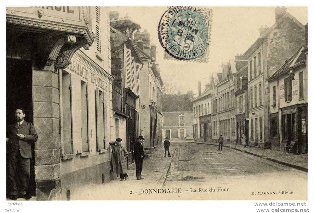 77 - DONNEMARIE-DONTILLY - La Rue Du Four - Animée - Donnemarie Dontilly