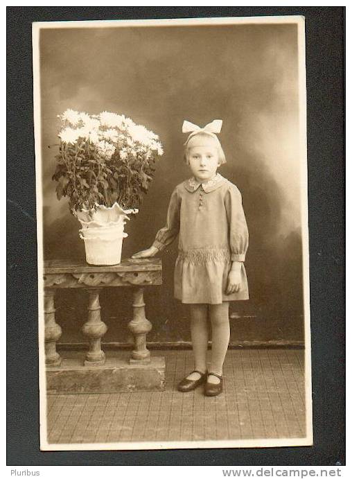 LITTLE  GIRL  , OLD Real Photo POSTCARD  , O - Portretten