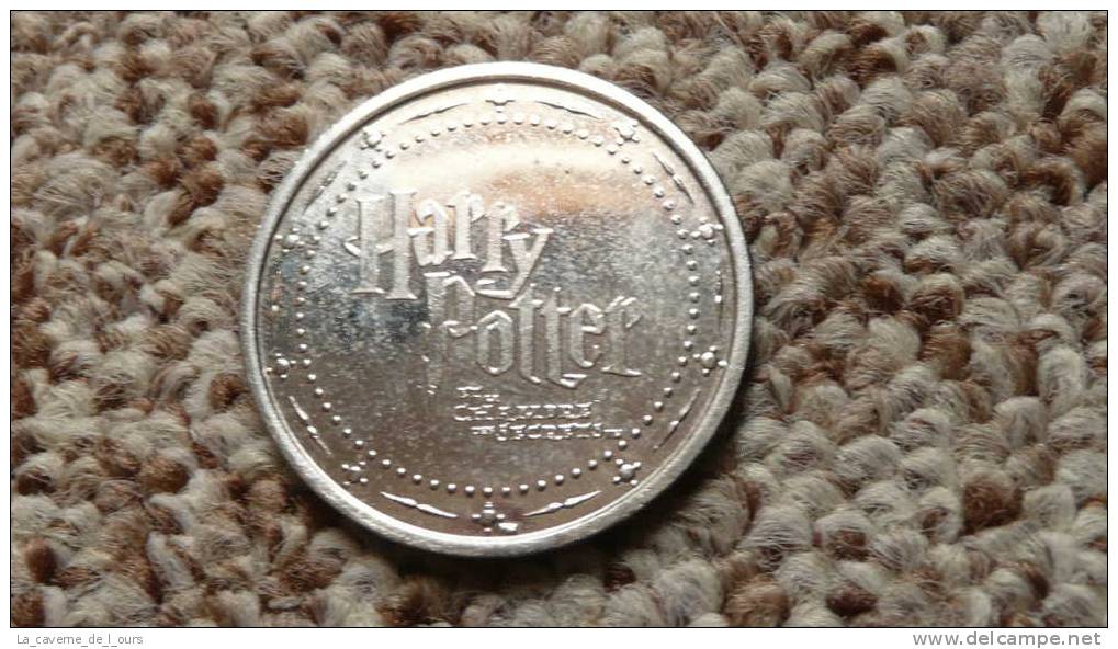 Lot De 20 Pièces Monnaie + Boite Tôle Harry Potter, La Chambre Des Secrets, Voiture, Chouette, Hibou, Poufsouffle - Autres & Non Classés